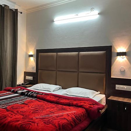 Hotel Premier Mall Road Manali Kültér fotó