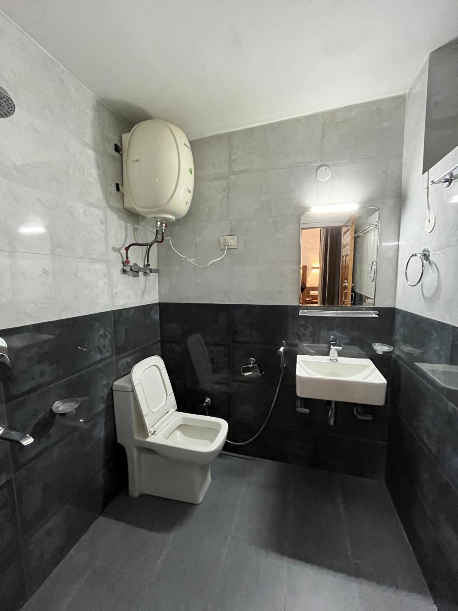 Hotel Premier Mall Road Manali Kültér fotó