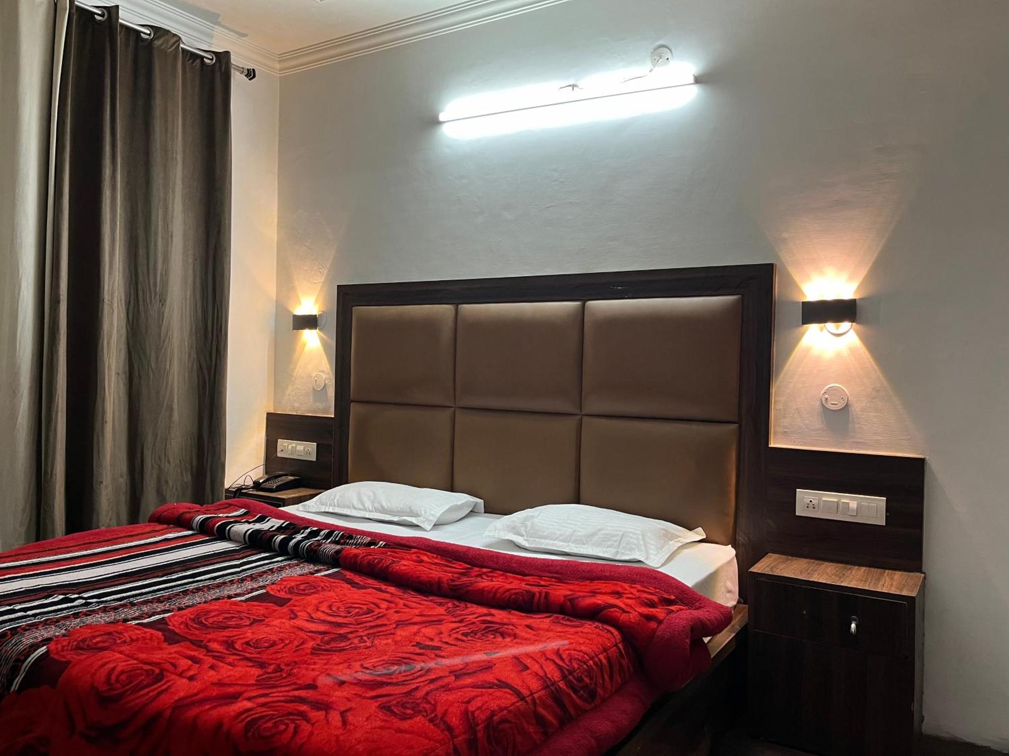 Hotel Premier Mall Road Manali Kültér fotó