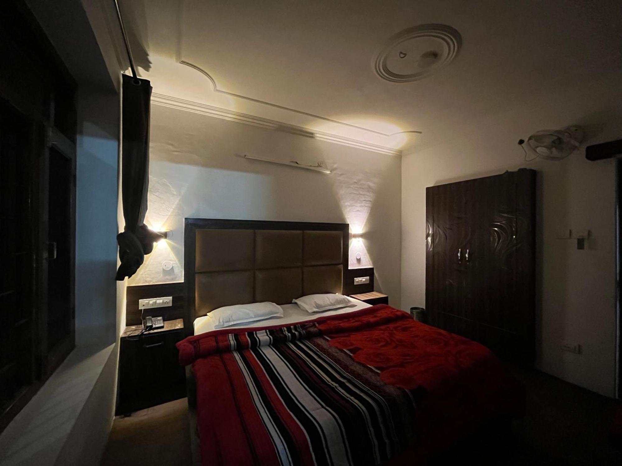 Hotel Premier Mall Road Manali Kültér fotó