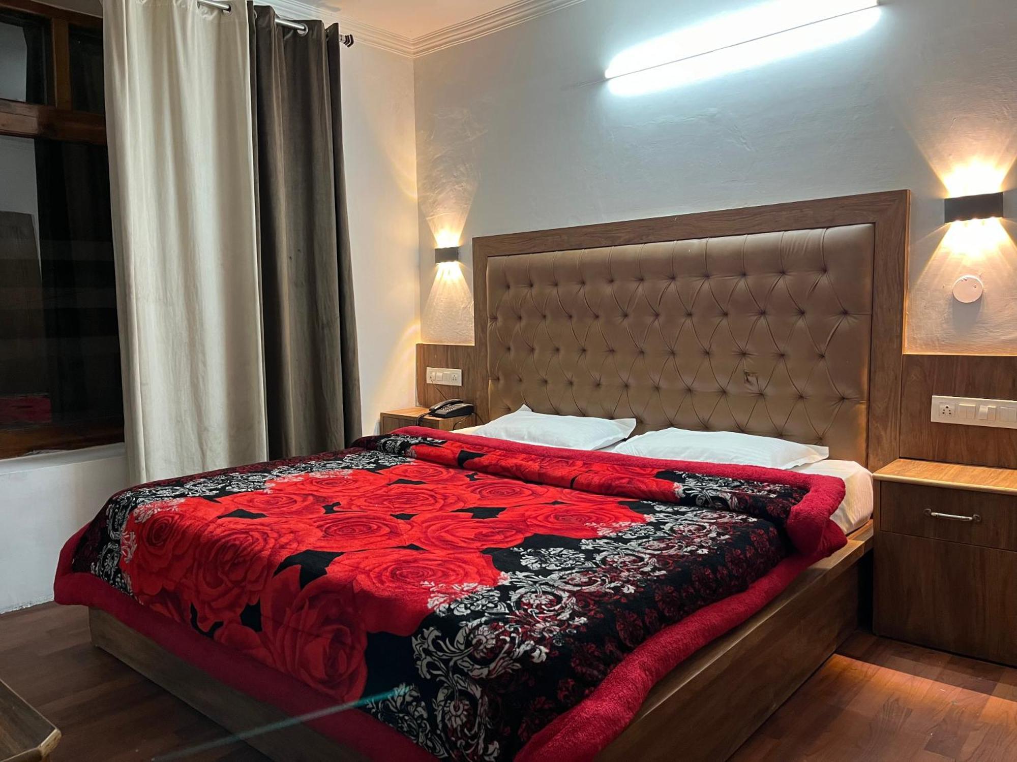 Hotel Premier Mall Road Manali Kültér fotó