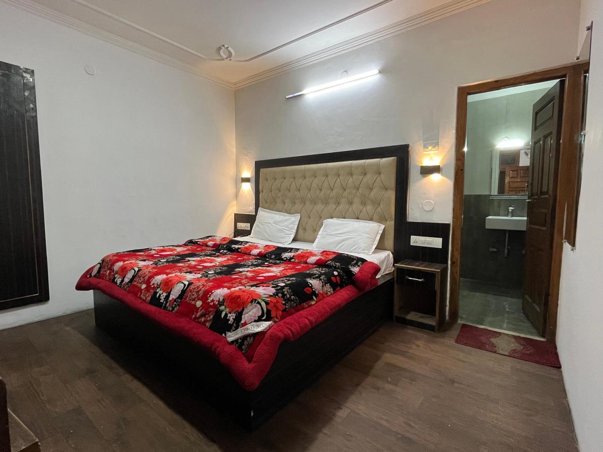 Hotel Premier Mall Road Manali Kültér fotó