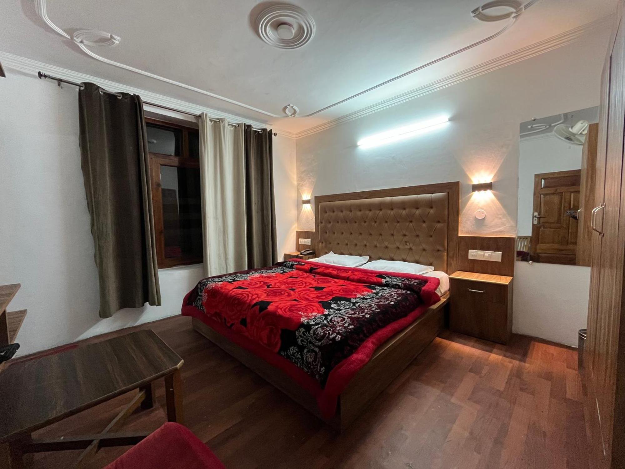Hotel Premier Mall Road Manali Kültér fotó