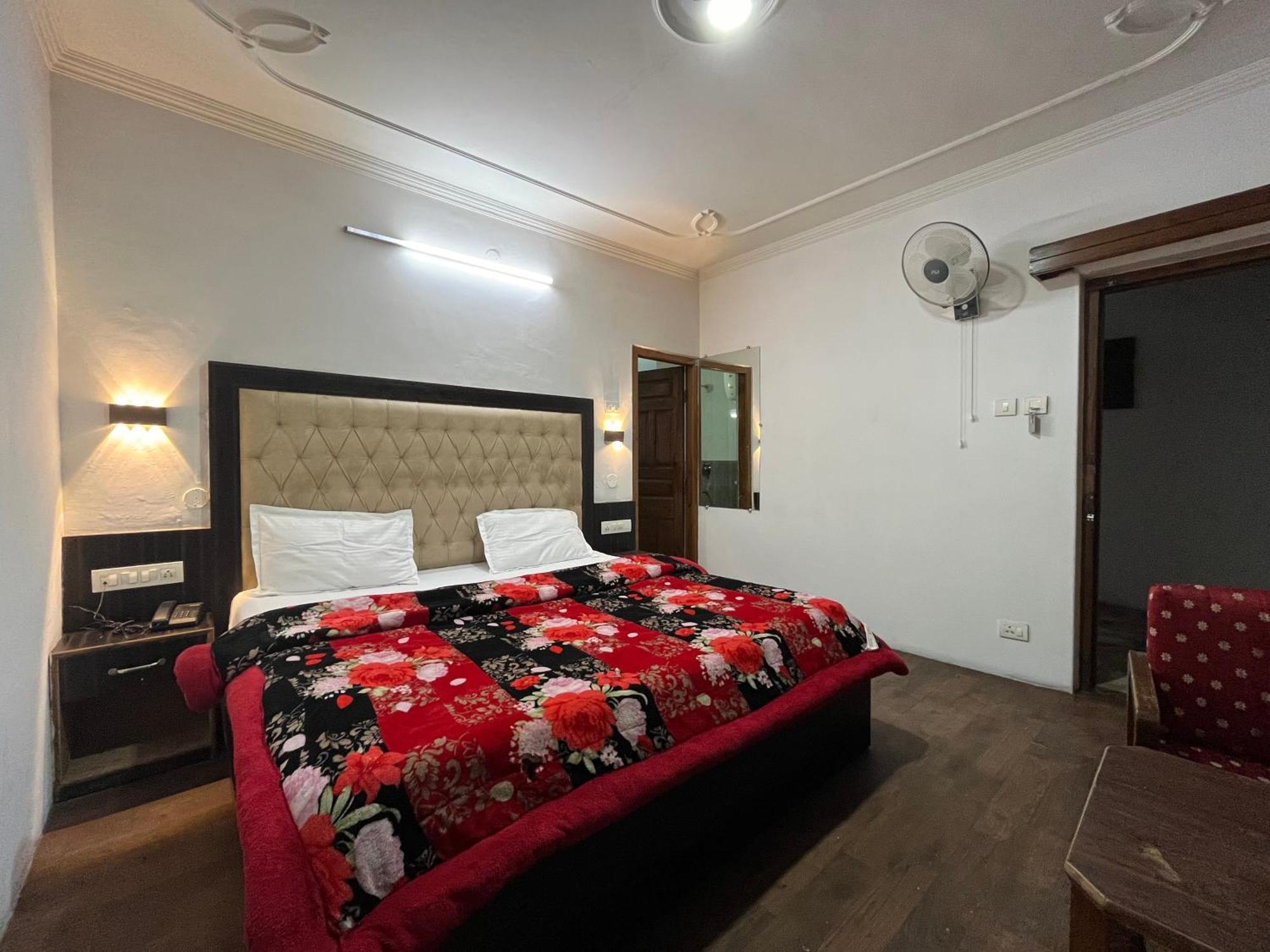Hotel Premier Mall Road Manali Kültér fotó