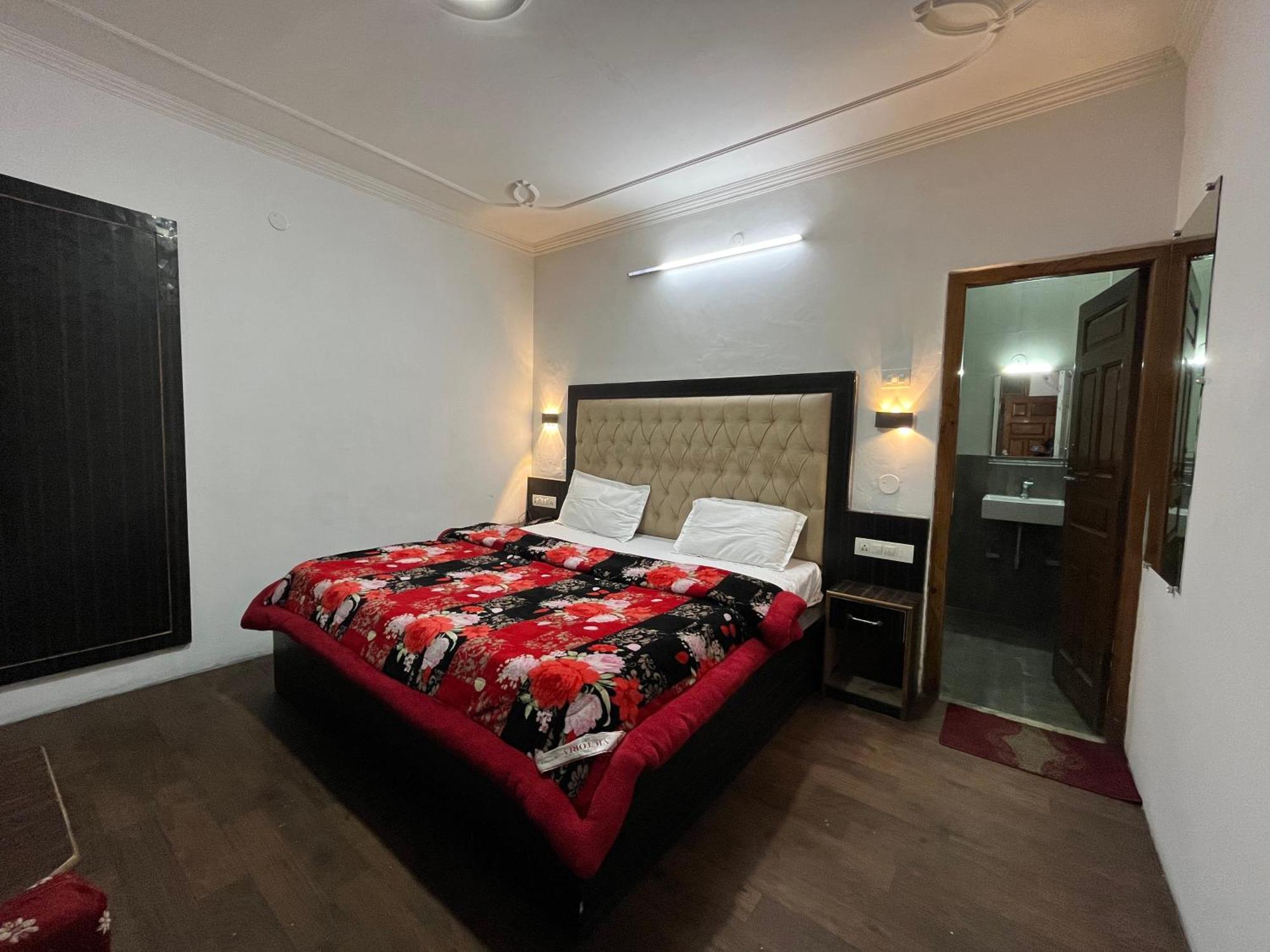 Hotel Premier Mall Road Manali Kültér fotó