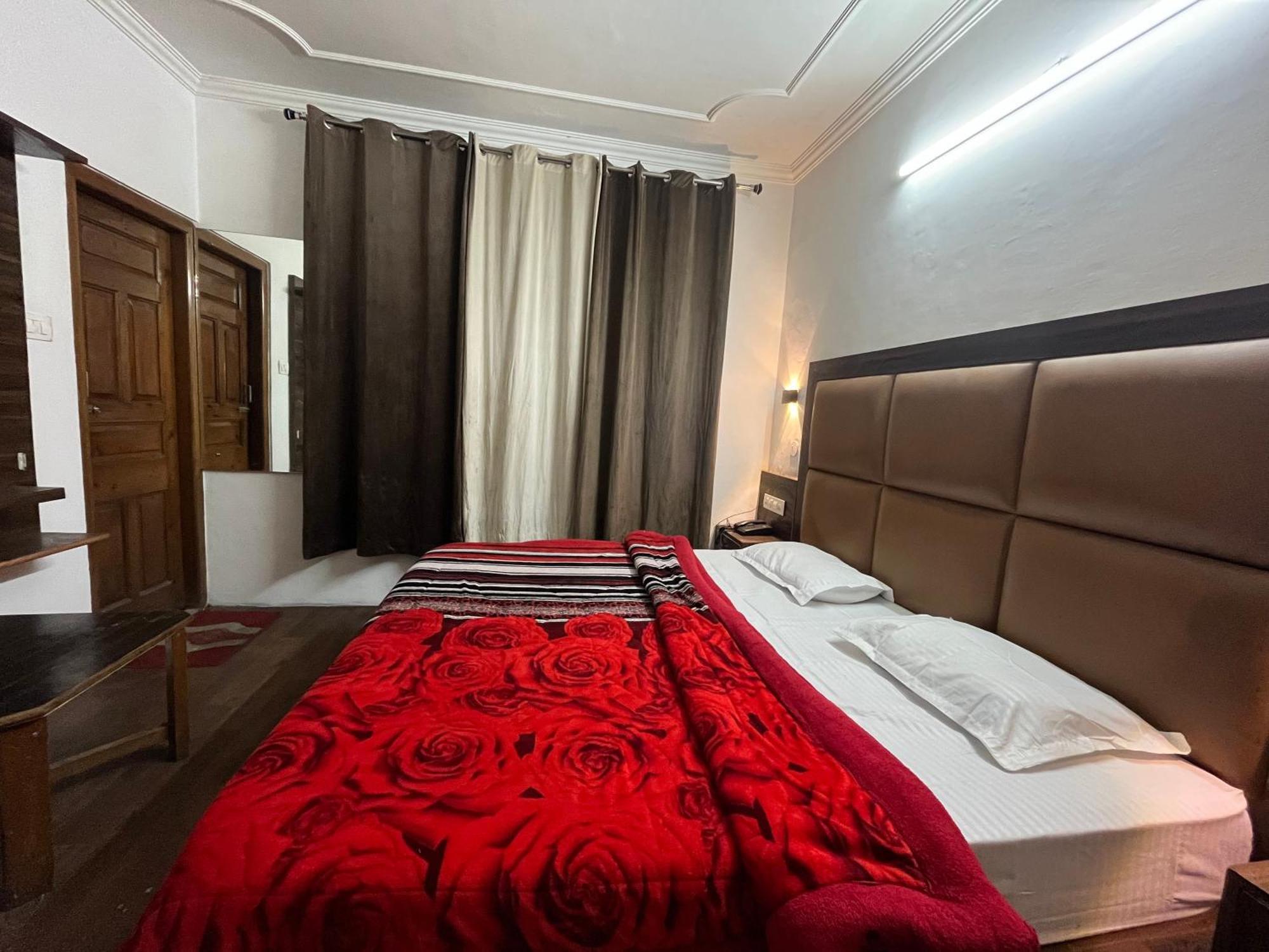 Hotel Premier Mall Road Manali Kültér fotó
