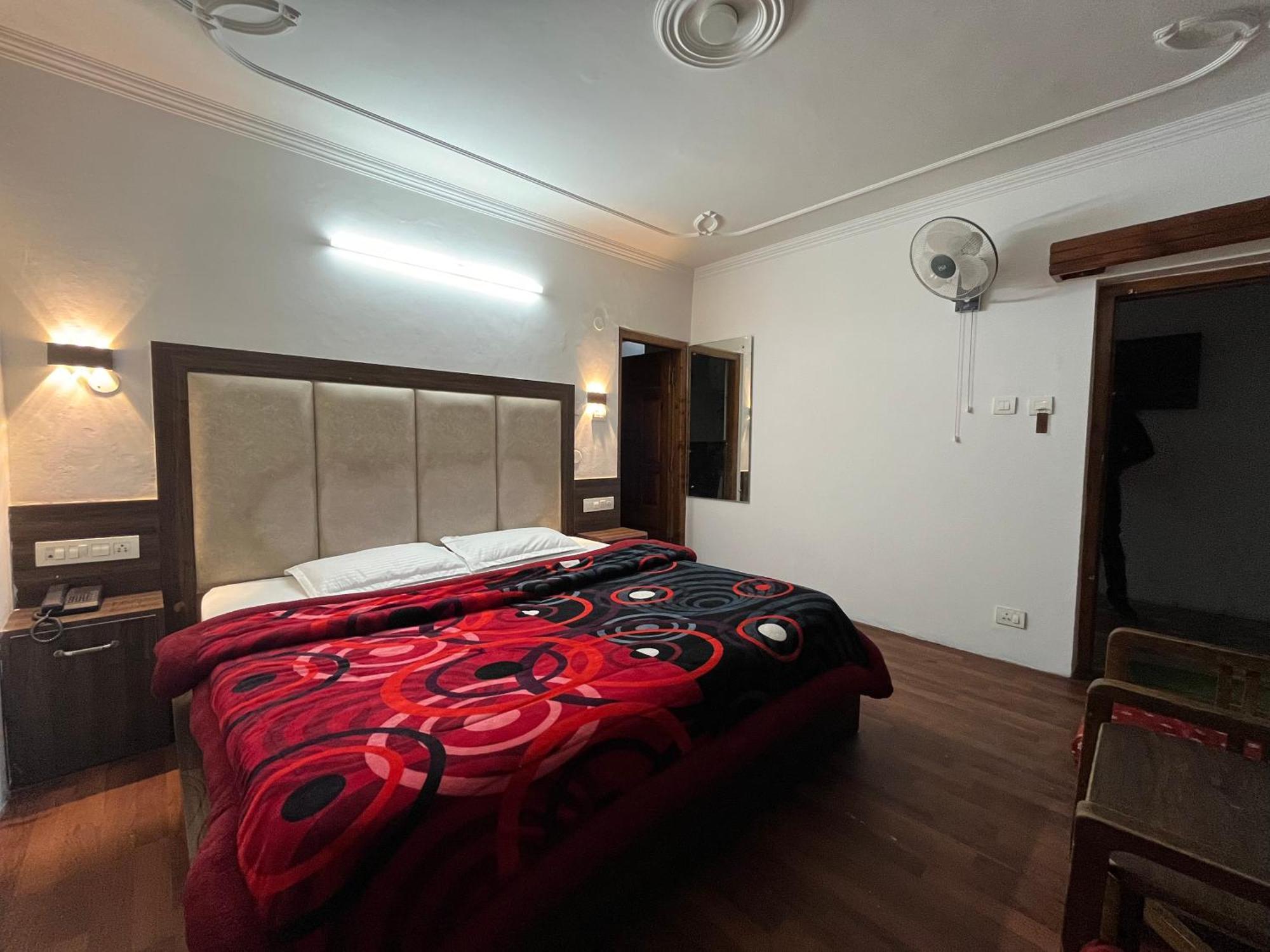Hotel Premier Mall Road Manali Kültér fotó