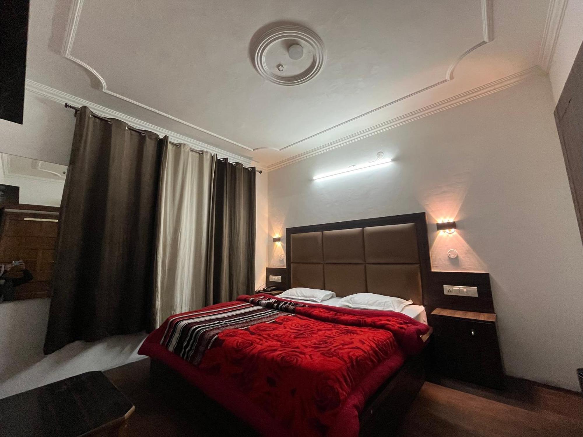 Hotel Premier Mall Road Manali Kültér fotó