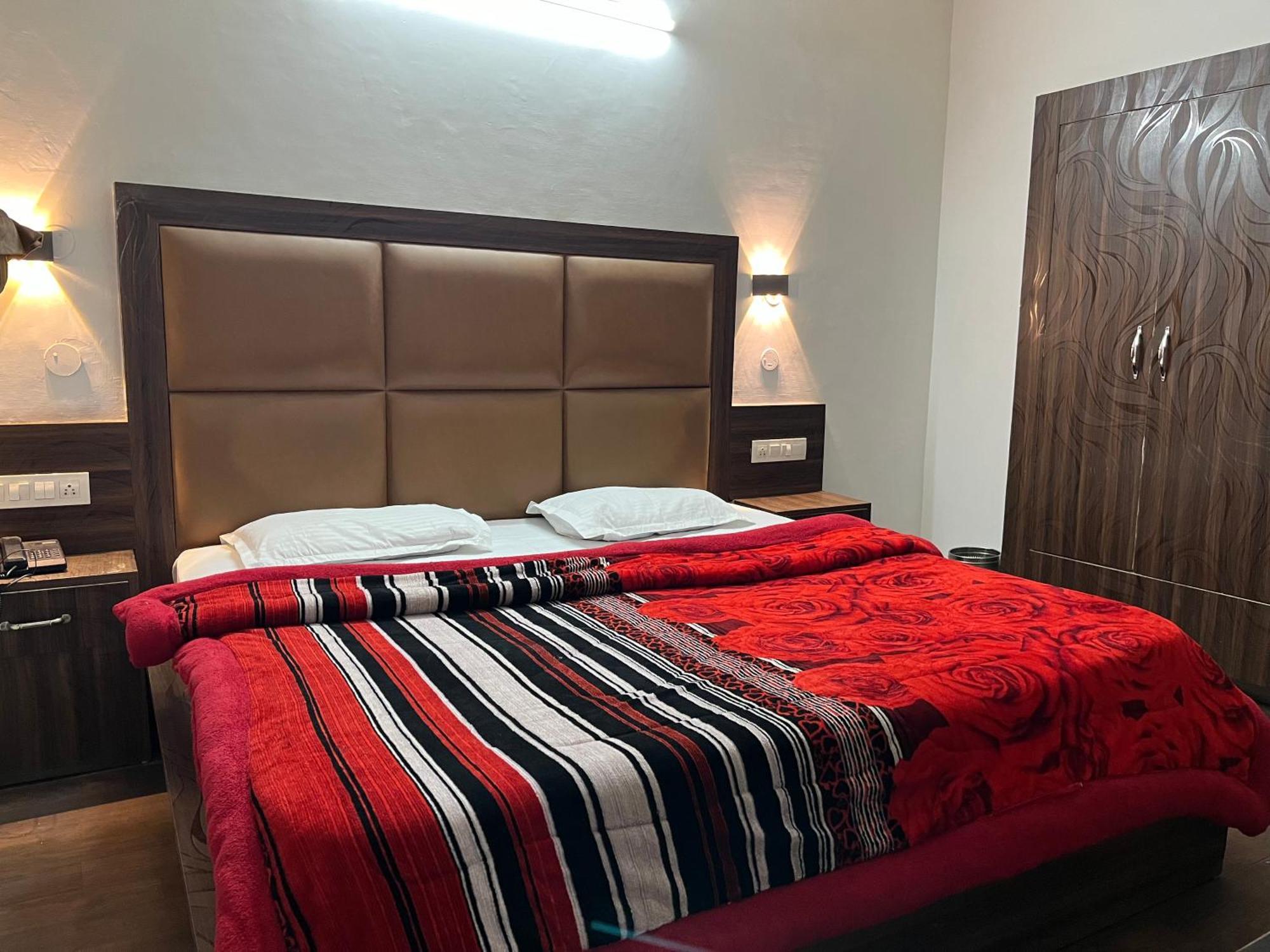 Hotel Premier Mall Road Manali Kültér fotó
