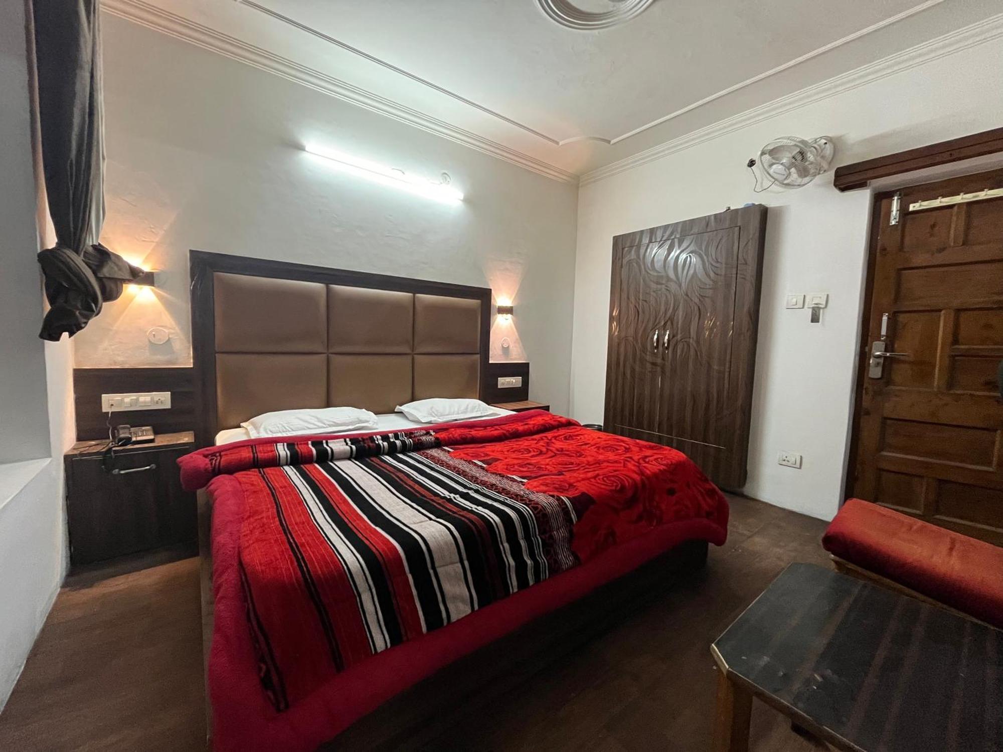 Hotel Premier Mall Road Manali Kültér fotó