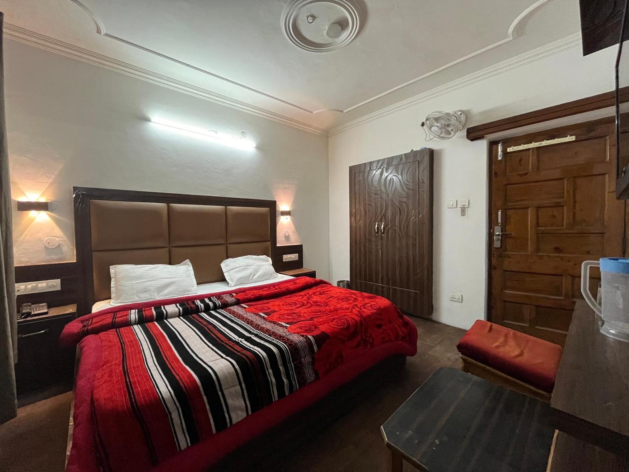 Hotel Premier Mall Road Manali Kültér fotó
